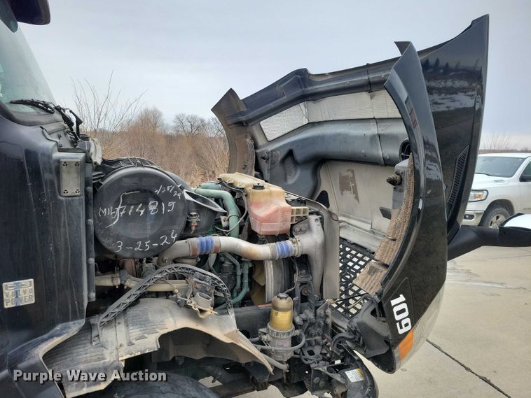 image for item NO9836 2017 Volvo VNL semi truck