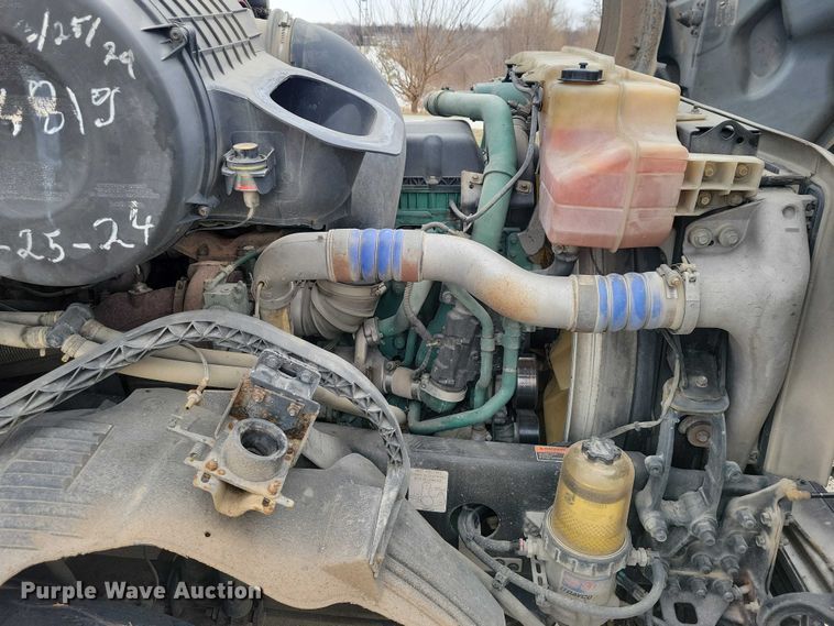 image for item NO9836 2017 Volvo VNL semi truck