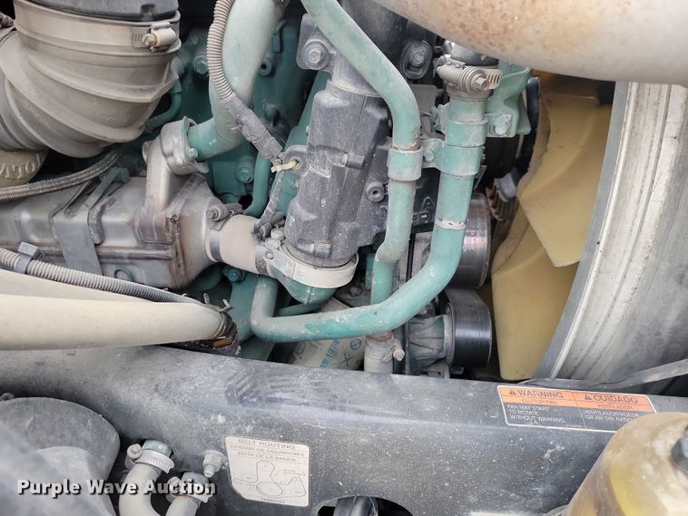 image for item NO9836 2017 Volvo VNL semi truck