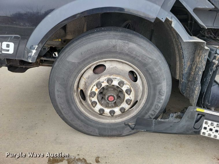 image for item NO9836 2017 Volvo VNL semi truck