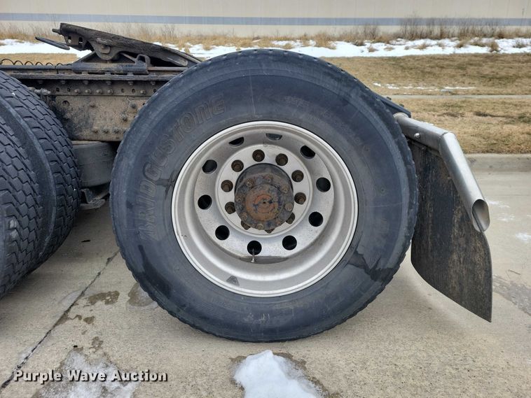 image for item NO9836 2017 Volvo VNL semi truck