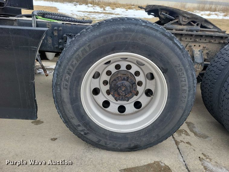 image for item NO9836 2017 Volvo VNL semi truck