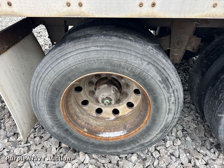 image for item YA0133 2014 Wabash dry van trailer