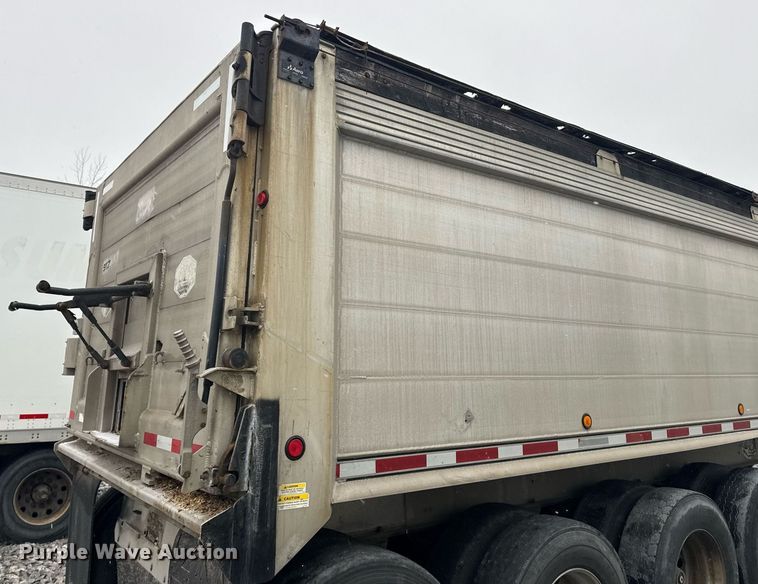 image for item YA0137 2007 Mac end dump trailer