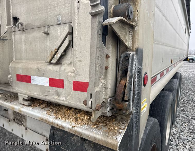 image for item YA0137 2007 Mac end dump trailer