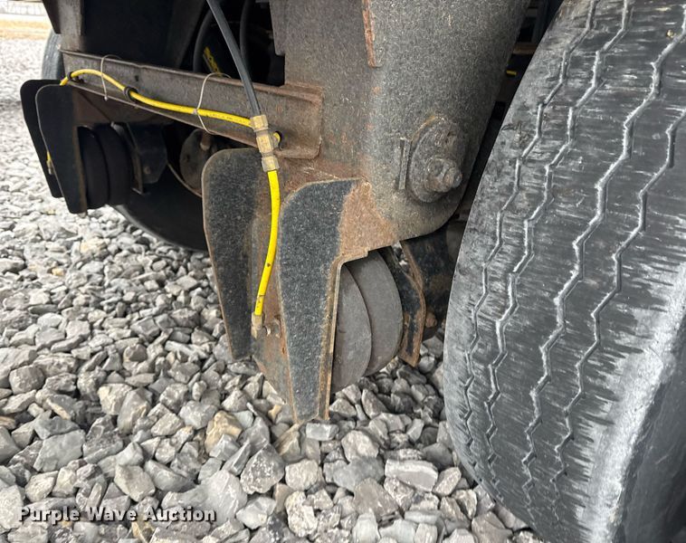 image for item YA0137 2007 Mac end dump trailer