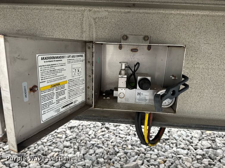 image for item YA0137 2007 Mac end dump trailer