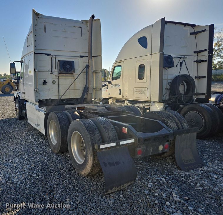 image for item YA0873 2014 Volvo VNL semi truck