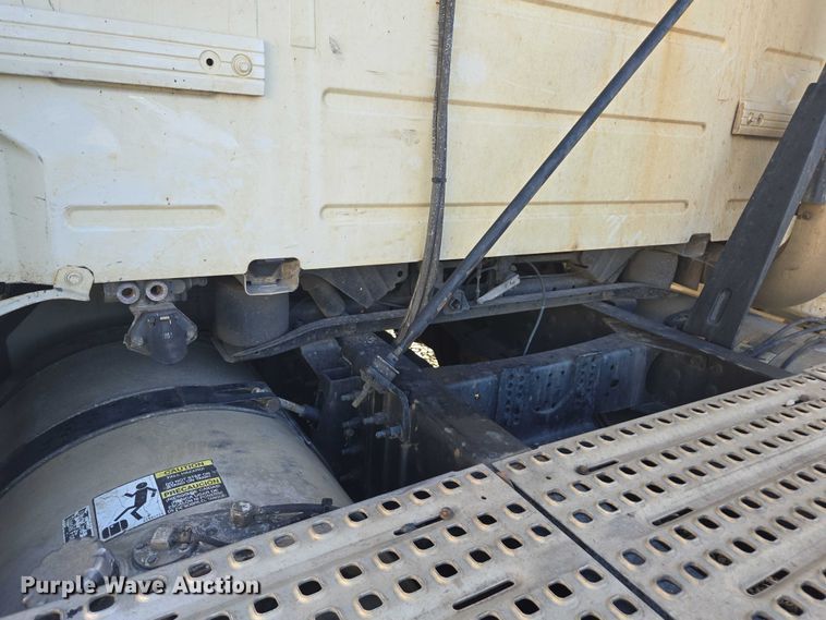 image for item YA0873 2014 Volvo VNL semi truck