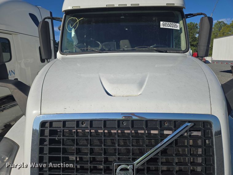 image for item YA0873 2014 Volvo VNL semi truck