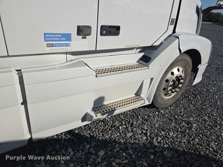 image for item YA0873 2014 Volvo VNL semi truck