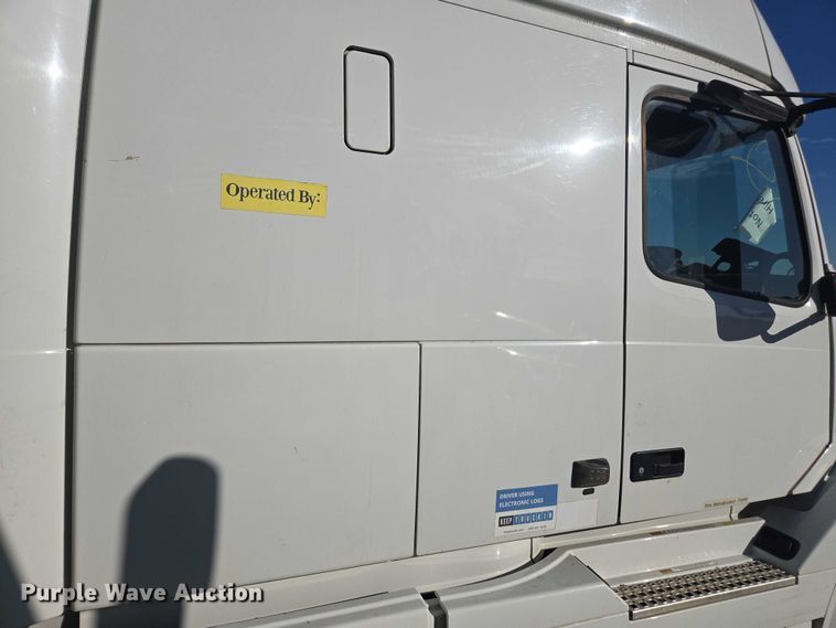 image for item YA0873 2014 Volvo VNL semi truck