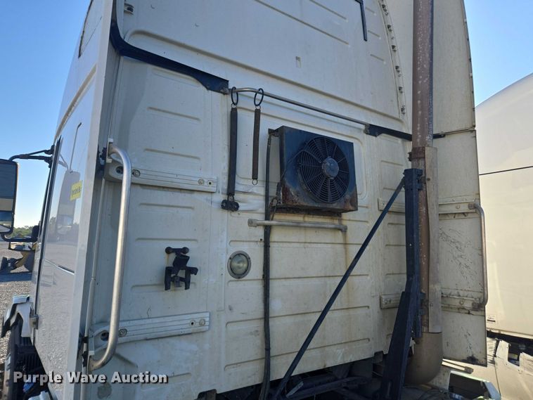 image for item YA0873 2014 Volvo VNL semi truck