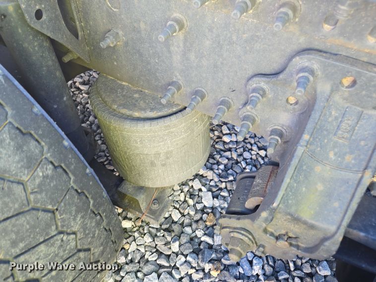 image for item YA0873 2014 Volvo VNL semi truck