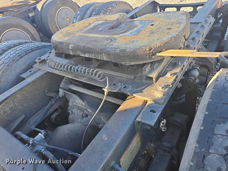 image for item YA0873 2014 Volvo VNL semi truck