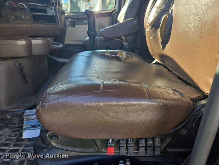 image for item YA0873 2014 Volvo VNL semi truck