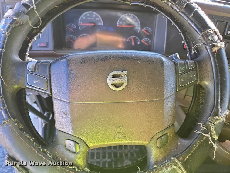 image for item YA0873 2014 Volvo VNL semi truck