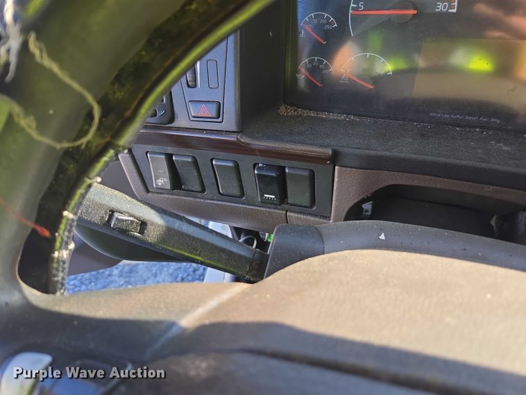 image for item YA0873 2014 Volvo VNL semi truck