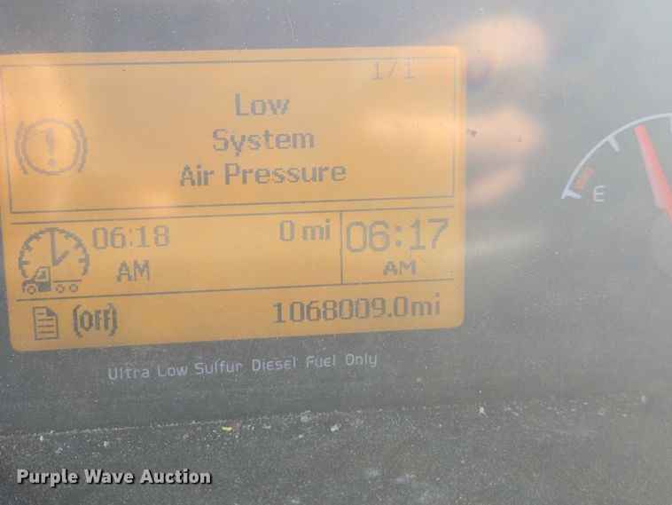 image for item YA0873 2014 Volvo VNL semi truck