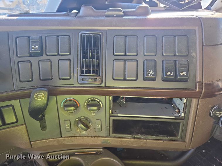 image for item YA0873 2014 Volvo VNL semi truck