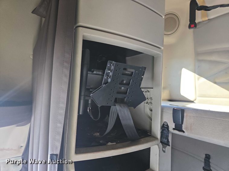 image for item YA0873 2014 Volvo VNL semi truck