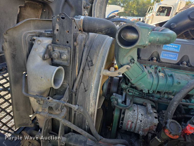 image for item YA0873 2014 Volvo VNL semi truck