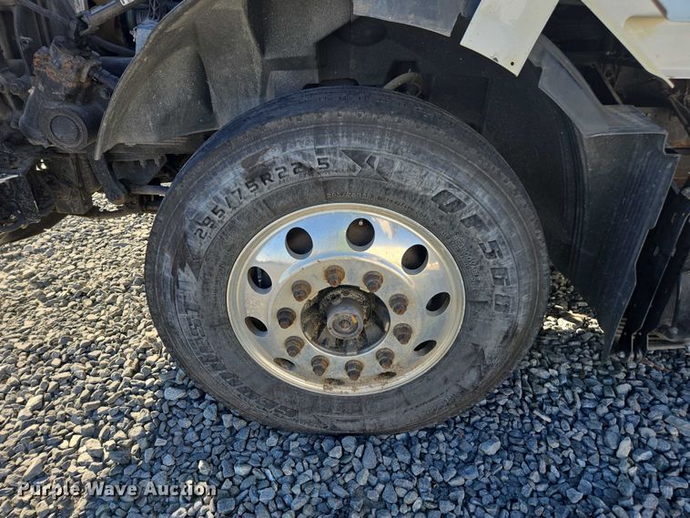 image for item YA0873 2014 Volvo VNL semi truck