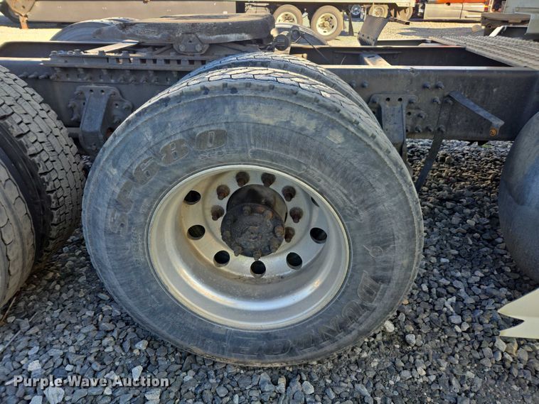 image for item YA0873 2014 Volvo VNL semi truck