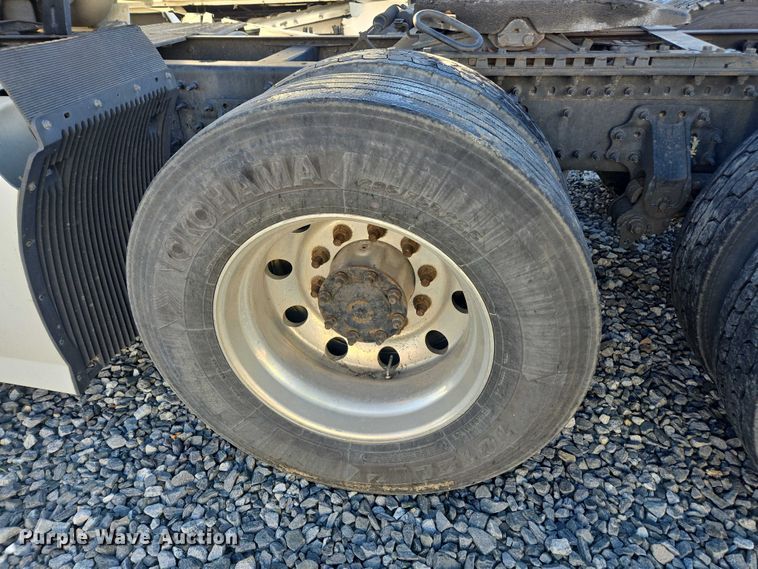 image for item YA0873 2014 Volvo VNL semi truck