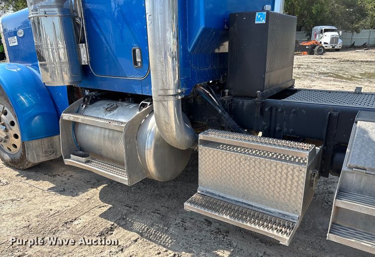 image for item YA0948 2007 Peterbilt 379 semi truck