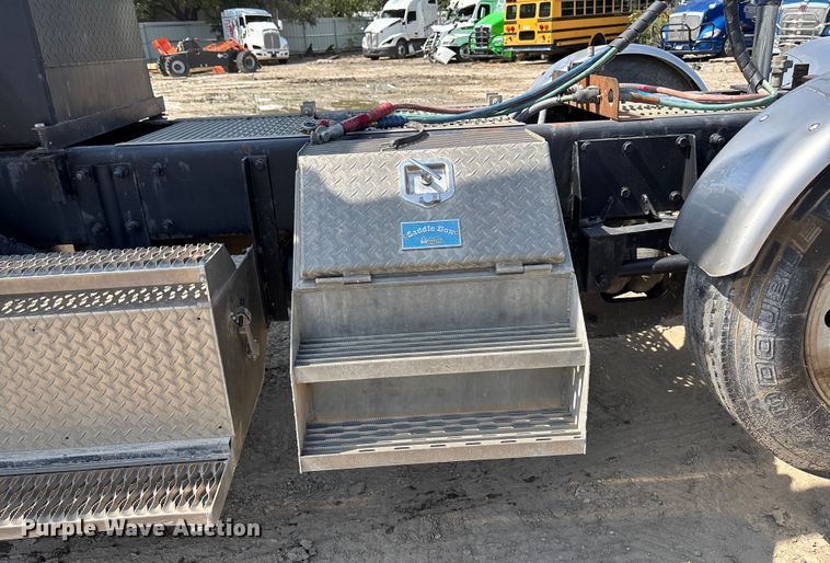 image for item YA0948 2007 Peterbilt 379 semi truck