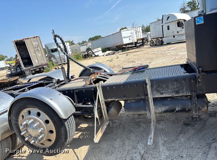 image for item YA0948 2007 Peterbilt 379 semi truck