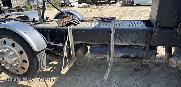 image for item YA0948 2007 Peterbilt 379 semi truck