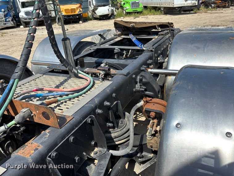 image for item YA0948 2007 Peterbilt 379 semi truck