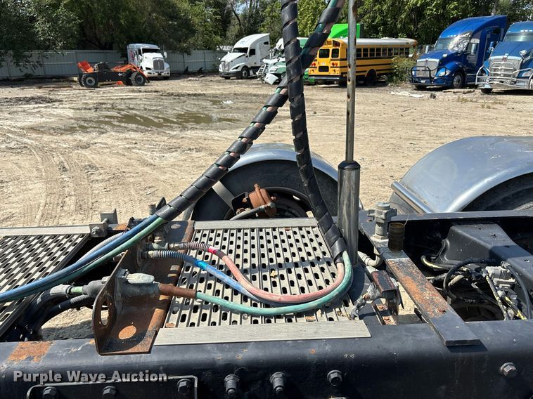 image for item YA0948 2007 Peterbilt 379 semi truck