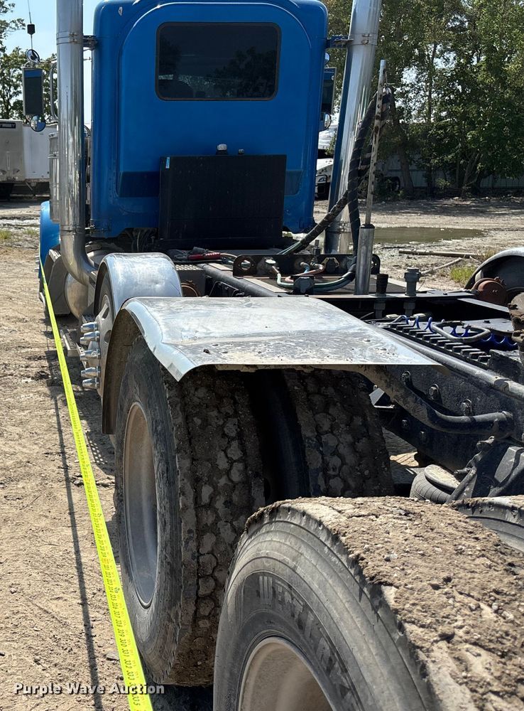 image for item YA0948 2007 Peterbilt 379 semi truck