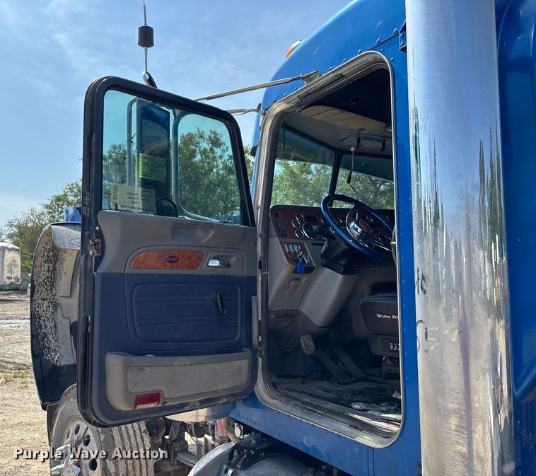 image for item YA0948 2007 Peterbilt 379 semi truck