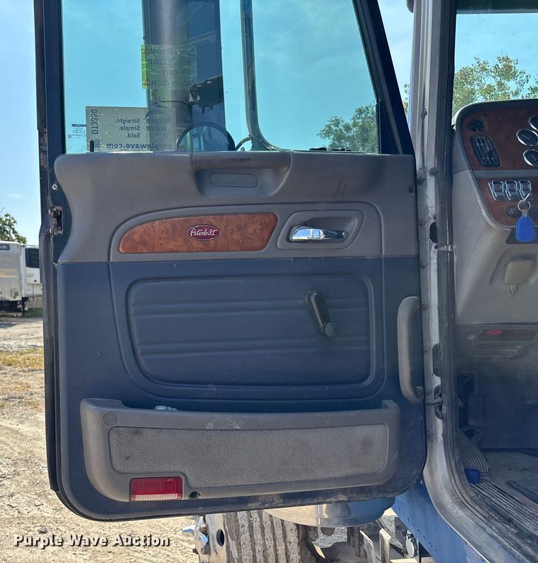 image for item YA0948 2007 Peterbilt 379 semi truck