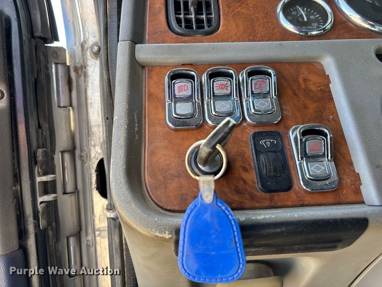 image for item YA0948 2007 Peterbilt 379 semi truck