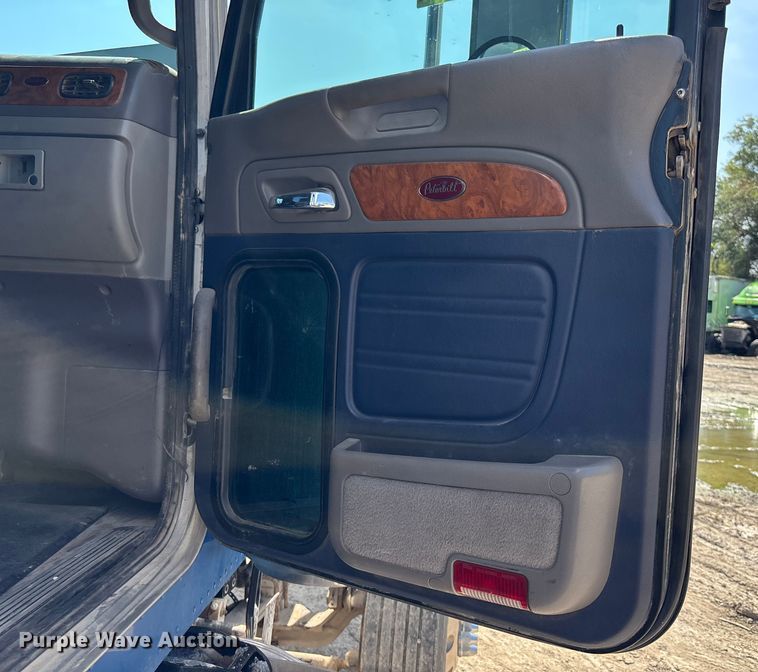 image for item YA0948 2007 Peterbilt 379 semi truck