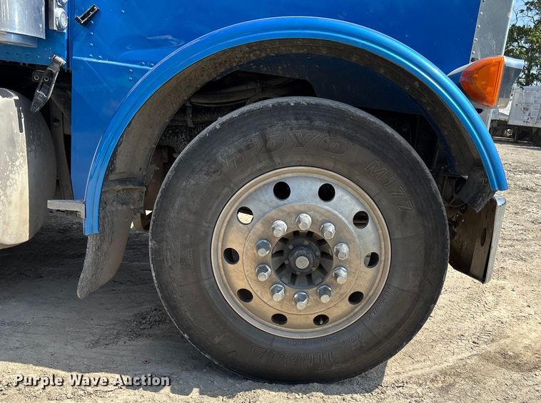 image for item YA0948 2007 Peterbilt 379 semi truck