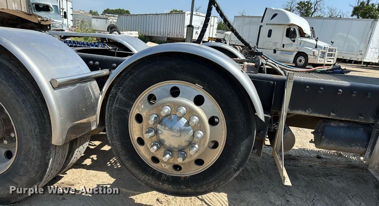 image for item YA0948 2007 Peterbilt 379 semi truck