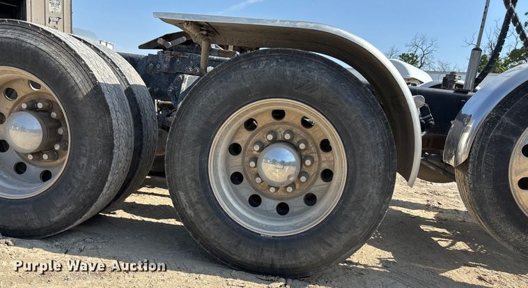 image for item YA0948 2007 Peterbilt 379 semi truck