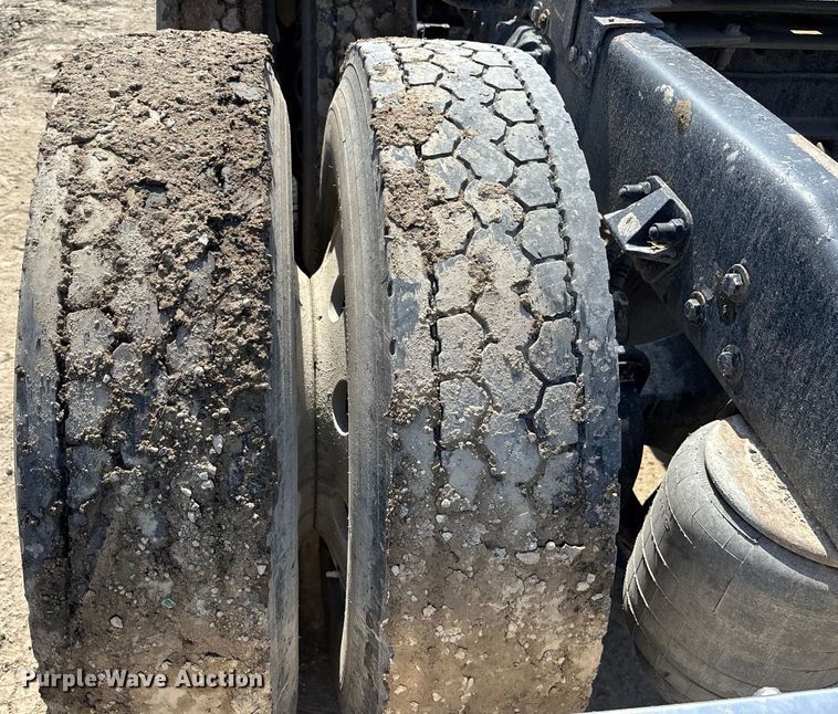 image for item YA0948 2007 Peterbilt 379 semi truck