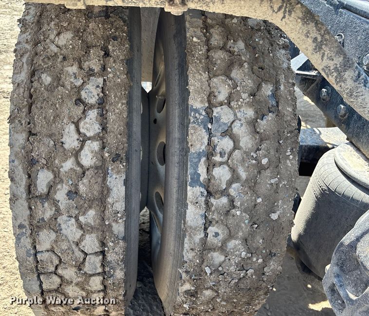 image for item YA0948 2007 Peterbilt 379 semi truck