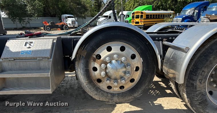 image for item YA0948 2007 Peterbilt 379 semi truck