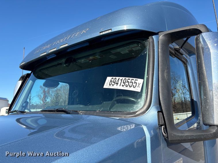 image for item YA0956 2023 Volvo VNL semi truck