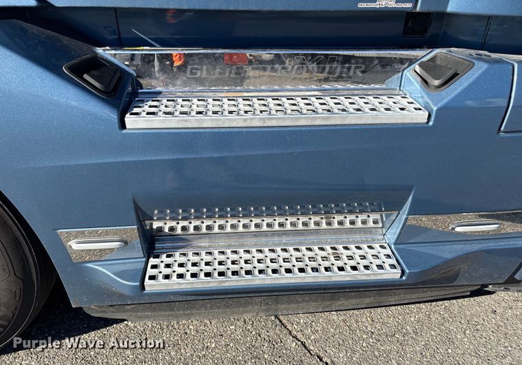 image for item YA0956 2023 Volvo VNL semi truck