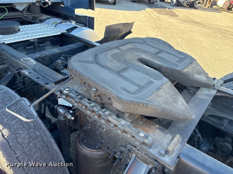 image for item YA0956 2023 Volvo VNL semi truck