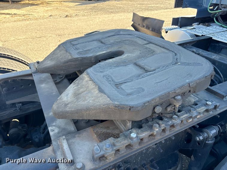 image for item YA0956 2023 Volvo VNL semi truck